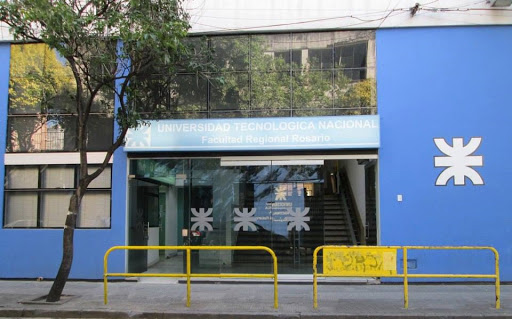 Foto de frente de las instalaciones de la UTN